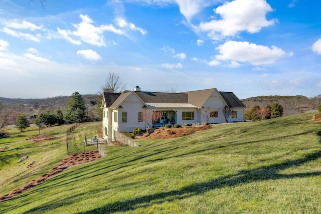 view of front of home featuring a front lawn