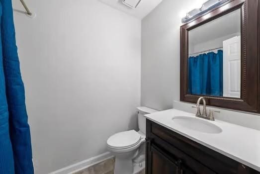 full bath with a shower with shower curtain, baseboards, toilet, and vanity