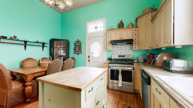 kitchen with under cabinet range hood, wood finished floors, appliances with stainless steel finishes, an inviting chandelier, and light countertops