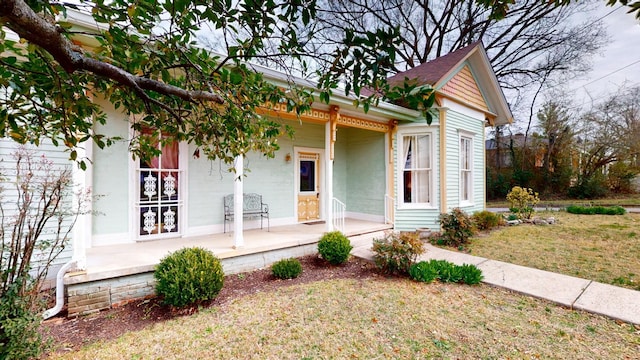 view of front of property featuring a porch and a front lawn