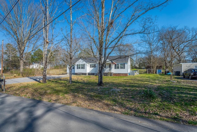 view of front of property featuring a front lawn