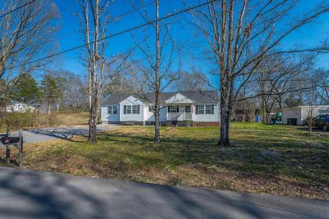 view of front of home featuring a front lawn