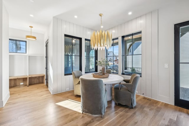 dining room featuring an inviting chandelier, recessed lighting, light wood-style floors, and visible vents