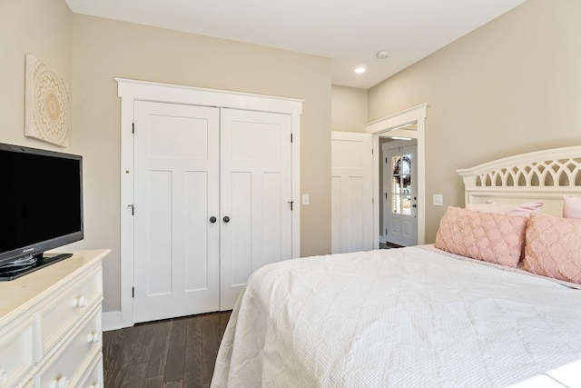 bedroom featuring dark wood-type flooring, recessed lighting, and a closet