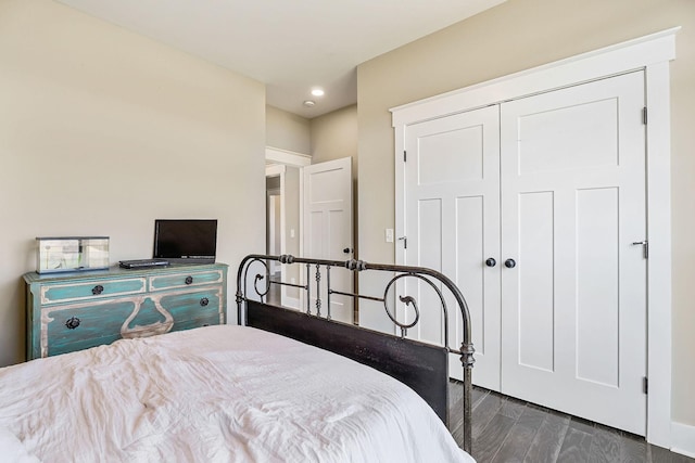 bedroom featuring recessed lighting, dark wood-style floors, and a closet