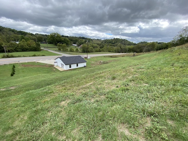 view of yard featuring a rural view