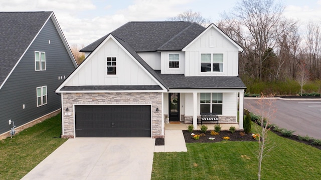 modern inspired farmhouse featuring covered porch, board and batten siding, a front lawn, and roof with shingles