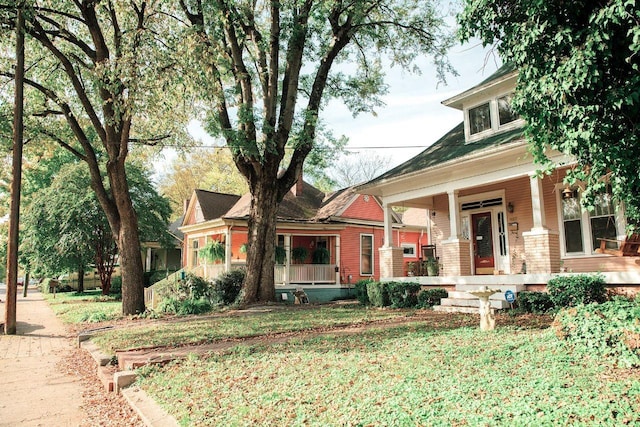 view of front of home featuring covered porch and a front lawn