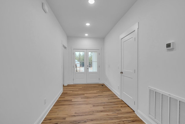 entryway with recessed lighting, baseboards, visible vents, and light wood-type flooring