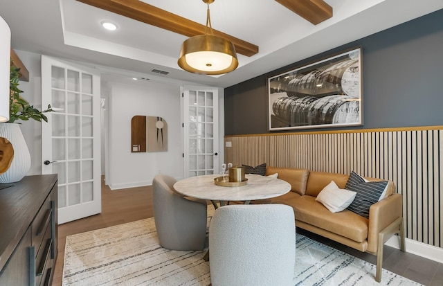 dining space featuring visible vents, wood finished floors, recessed lighting, baseboards, and a raised ceiling