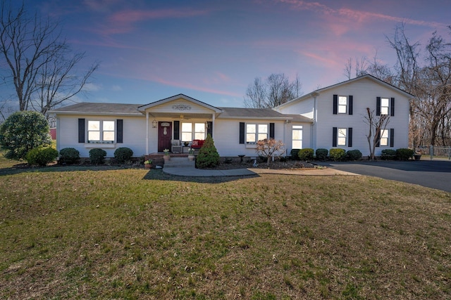 view of front of property featuring a porch, a front yard, and fence