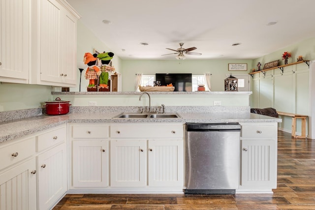 kitchen featuring dark wood-type flooring, a sink, a peninsula, dishwasher, and ceiling fan