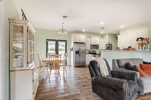 living room featuring recessed lighting, dark wood-style floors, visible vents, and a chandelier