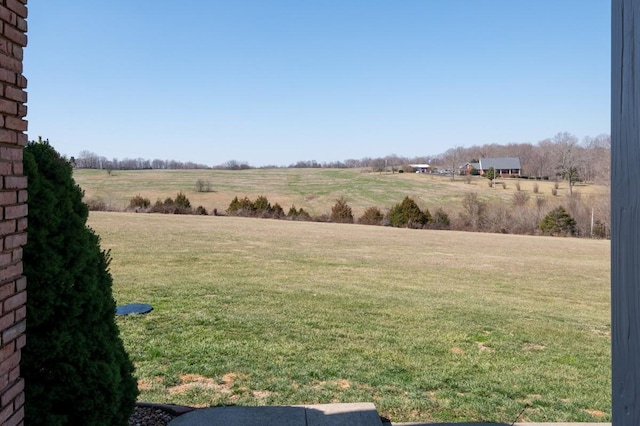 view of yard featuring a rural view