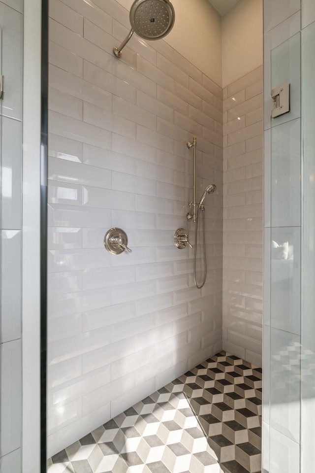 full bathroom featuring a tile shower