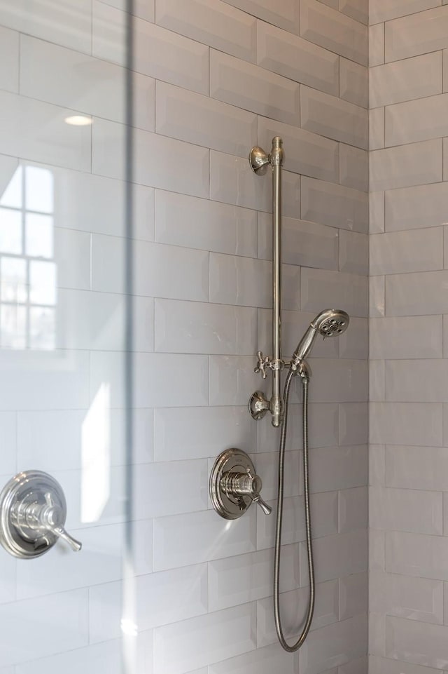 details featuring tiled shower