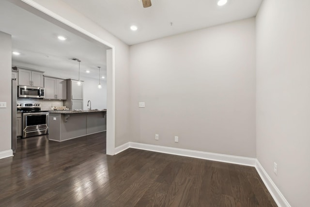 living room featuring recessed lighting, visible vents, baseboards, and dark wood-type flooring