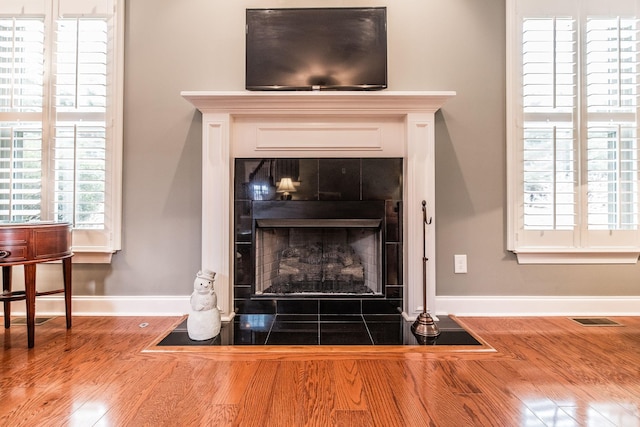 1013 Five Coves Trce, Gallatin, TN 37066 - details with visible vents, baseboards, wood finished floors, and a fireplace