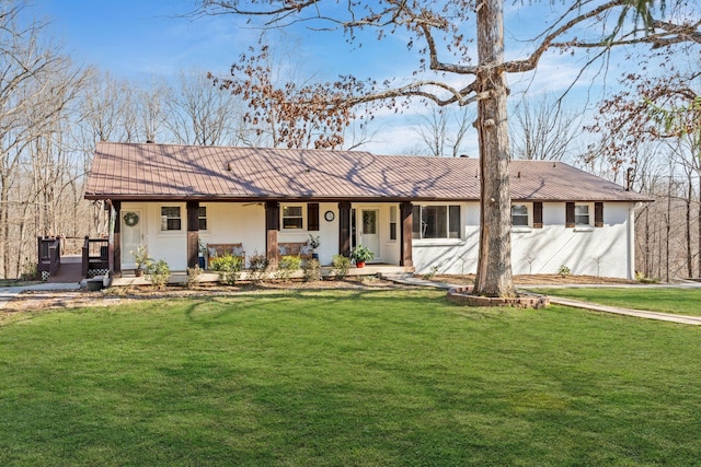 view of front facade featuring a front lawn and a porch