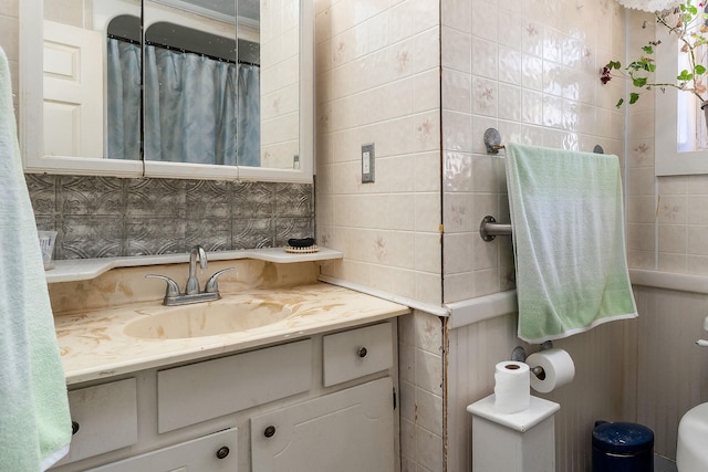 full bathroom featuring a shower with shower curtain and vanity