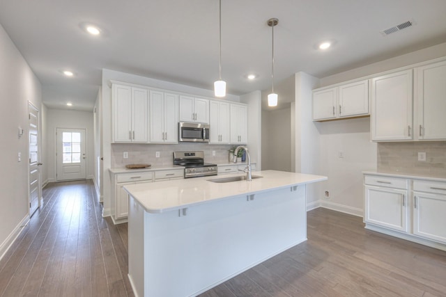 kitchen featuring dark wood-style floors, visible vents, appliances with stainless steel finishes, and a sink