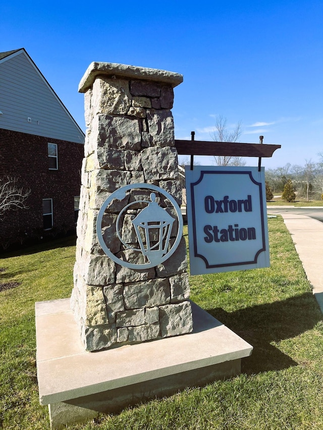 community sign with a lawn