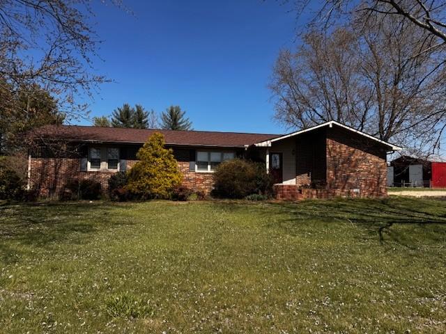 view of front of property featuring a front yard