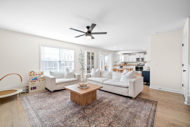 living area featuring light wood finished floors, recessed lighting, baseboards, and ceiling fan