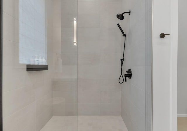 bathroom featuring tiled shower