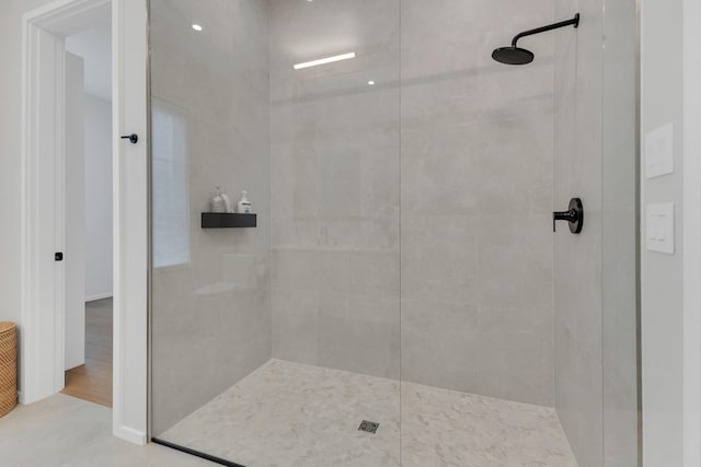 bathroom featuring tiled shower