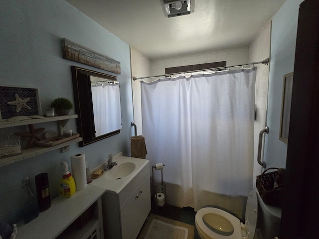 full bath featuring curtained shower, toilet, and vanity