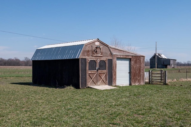 view of outdoor structure featuring an outbuilding