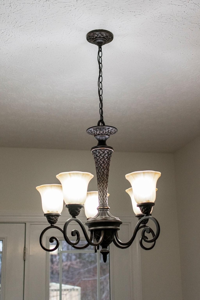 room details featuring a chandelier and a textured ceiling