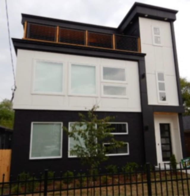 view of front of house featuring a fenced front yard