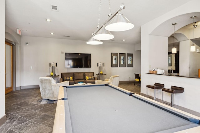 playroom with visible vents, a sink, recessed lighting, arched walkways, and baseboards