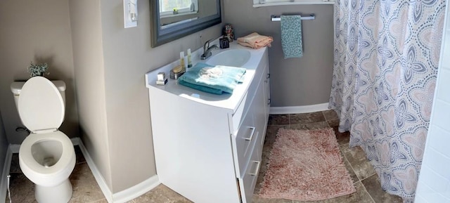 full bath featuring toilet, curtained shower, vanity, and baseboards