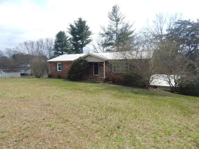 single story home with a front lawn