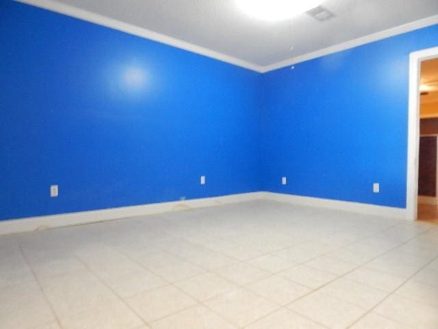 unfurnished room featuring crown molding and baseboards