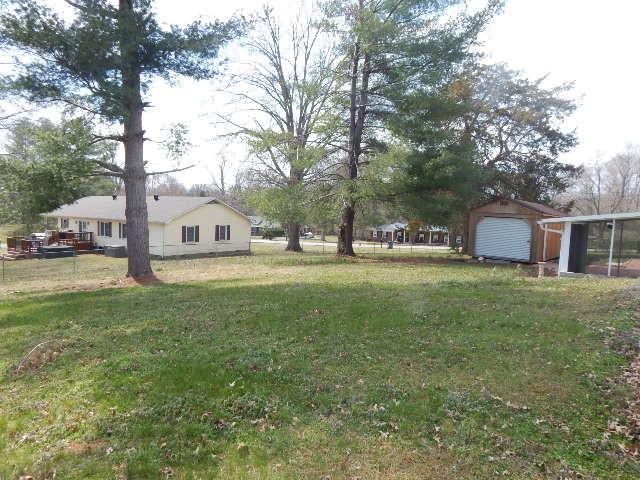 view of yard featuring an outdoor structure