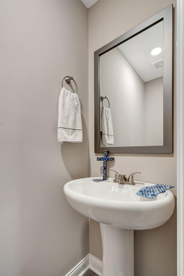 bathroom with visible vents and baseboards