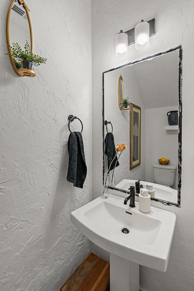 bathroom featuring a textured wall