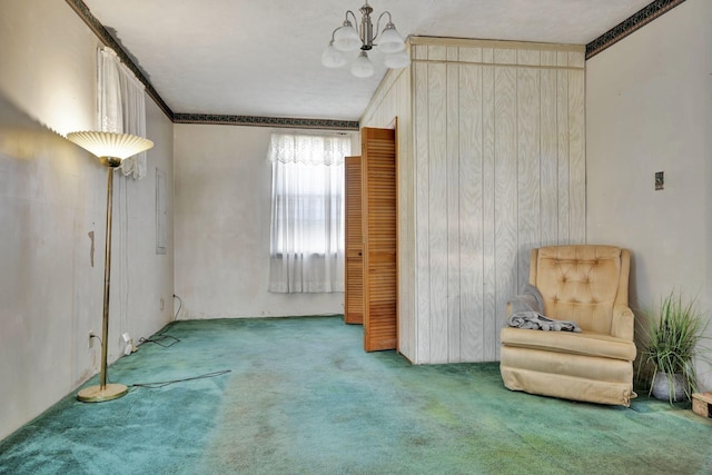 unfurnished room featuring carpet flooring, crown molding, and an inviting chandelier