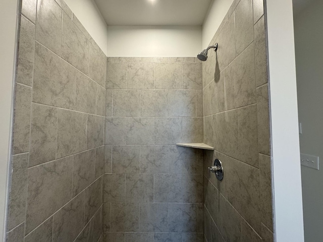 full bathroom featuring a tile shower