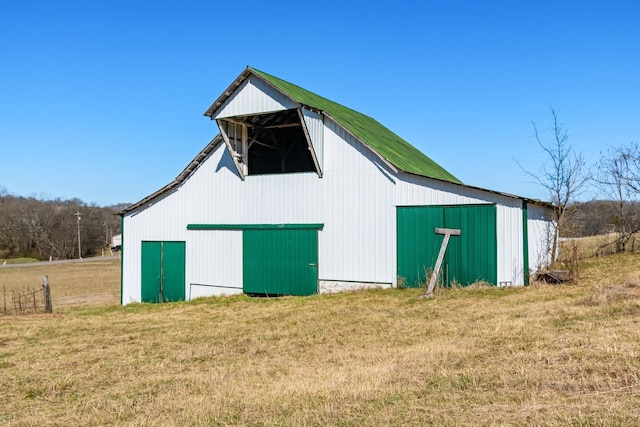 view of pole building featuring a yard