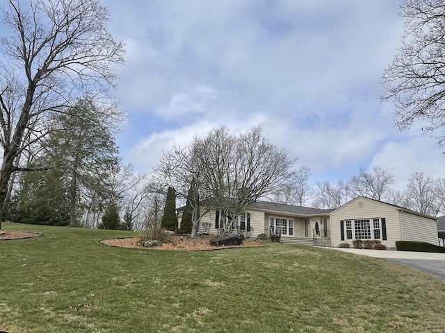 view of front of property featuring driveway and a front yard