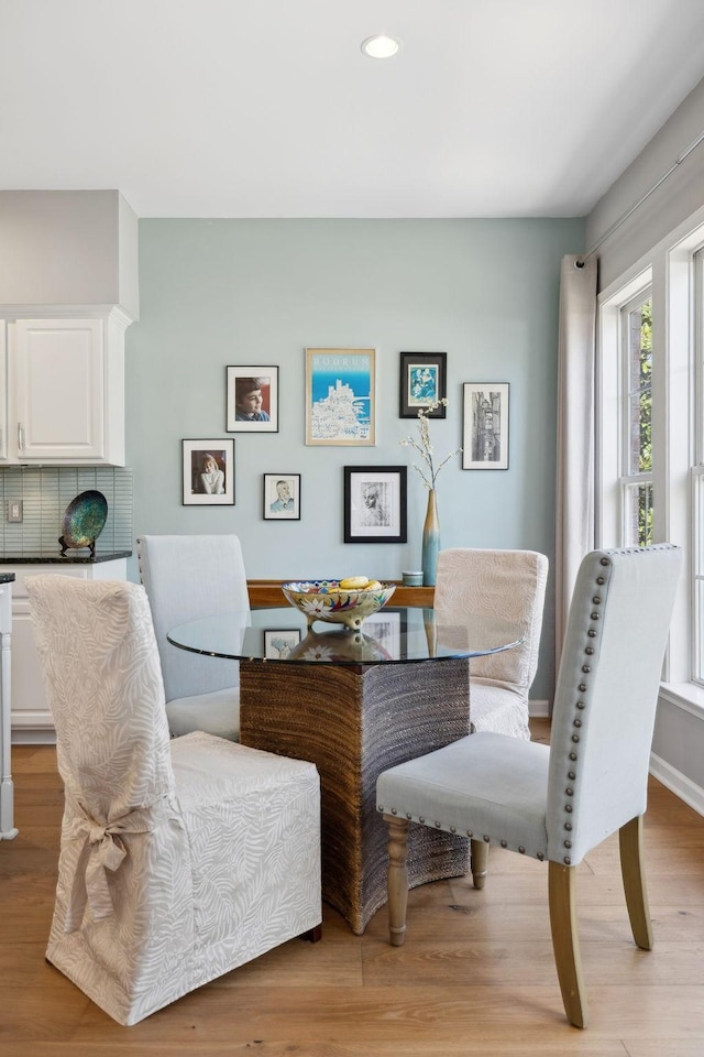 dining space featuring recessed lighting, baseboards, and light wood-style flooring