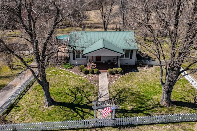 view of front of house featuring fence private yard and a front lawn