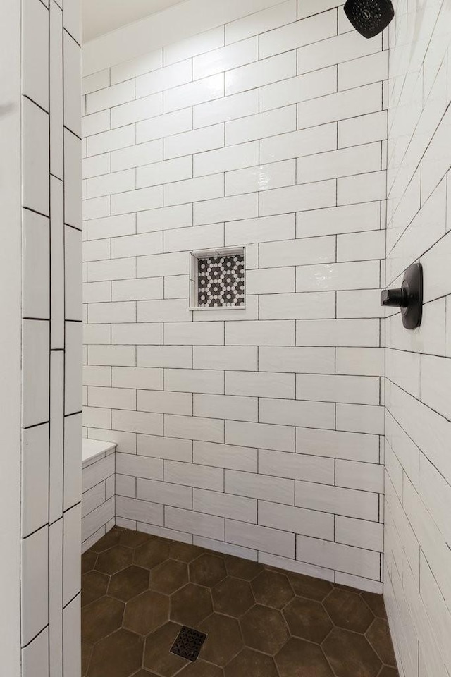 bathroom featuring tiled shower