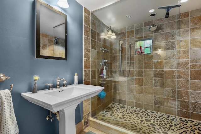 full bathroom featuring a sink and a tile shower