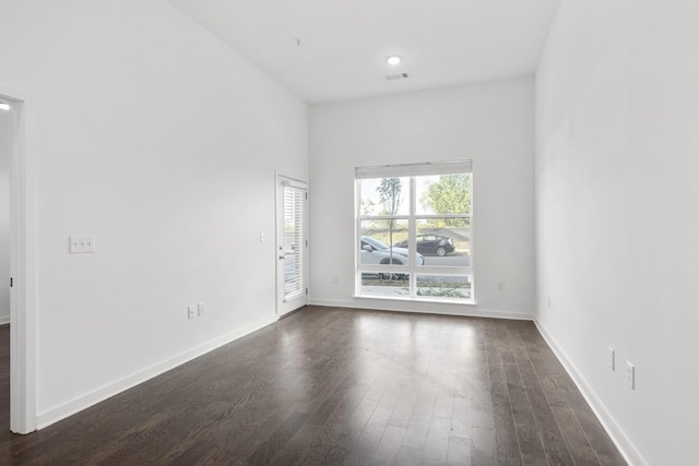 spare room with visible vents, recessed lighting, dark wood-type flooring, and baseboards